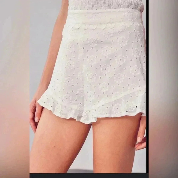 DO+BE White Eyelet Lace NWT scalloped shorts size medium - Picture 1 of 4